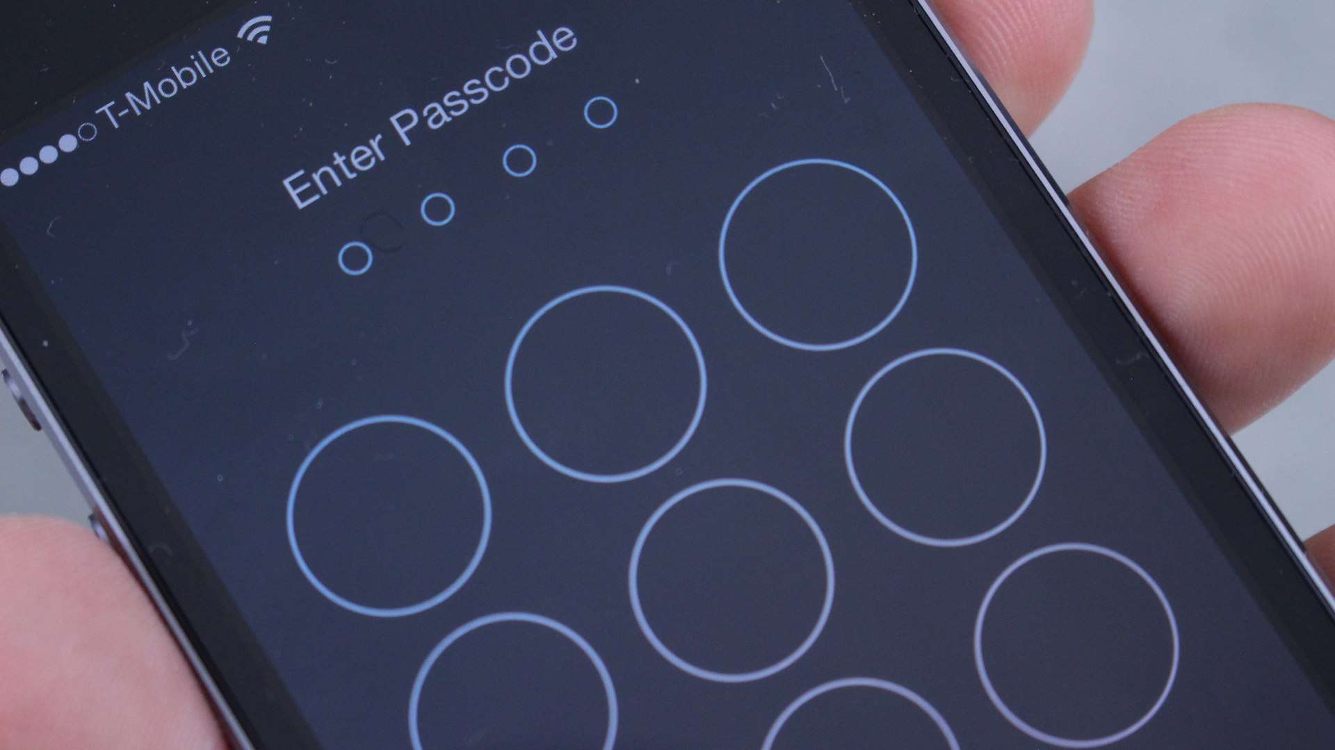 How to Remove the Numbers from the Pin Code Screen in iOS 7 (Video)